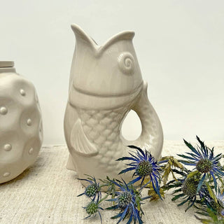 Fischkrugvase aus Keramik in Sandfarbe – Dekovase mit Relief L16,5 × B11 × H25,3 cm