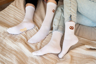 Brezel Weiß - Gestickte Socken