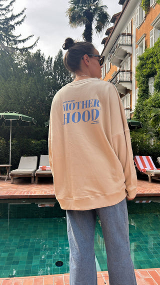Motherhood Sweatshirt Damen Beige – Oversized Sweater mit Herz Detail & Statement Rückenprint