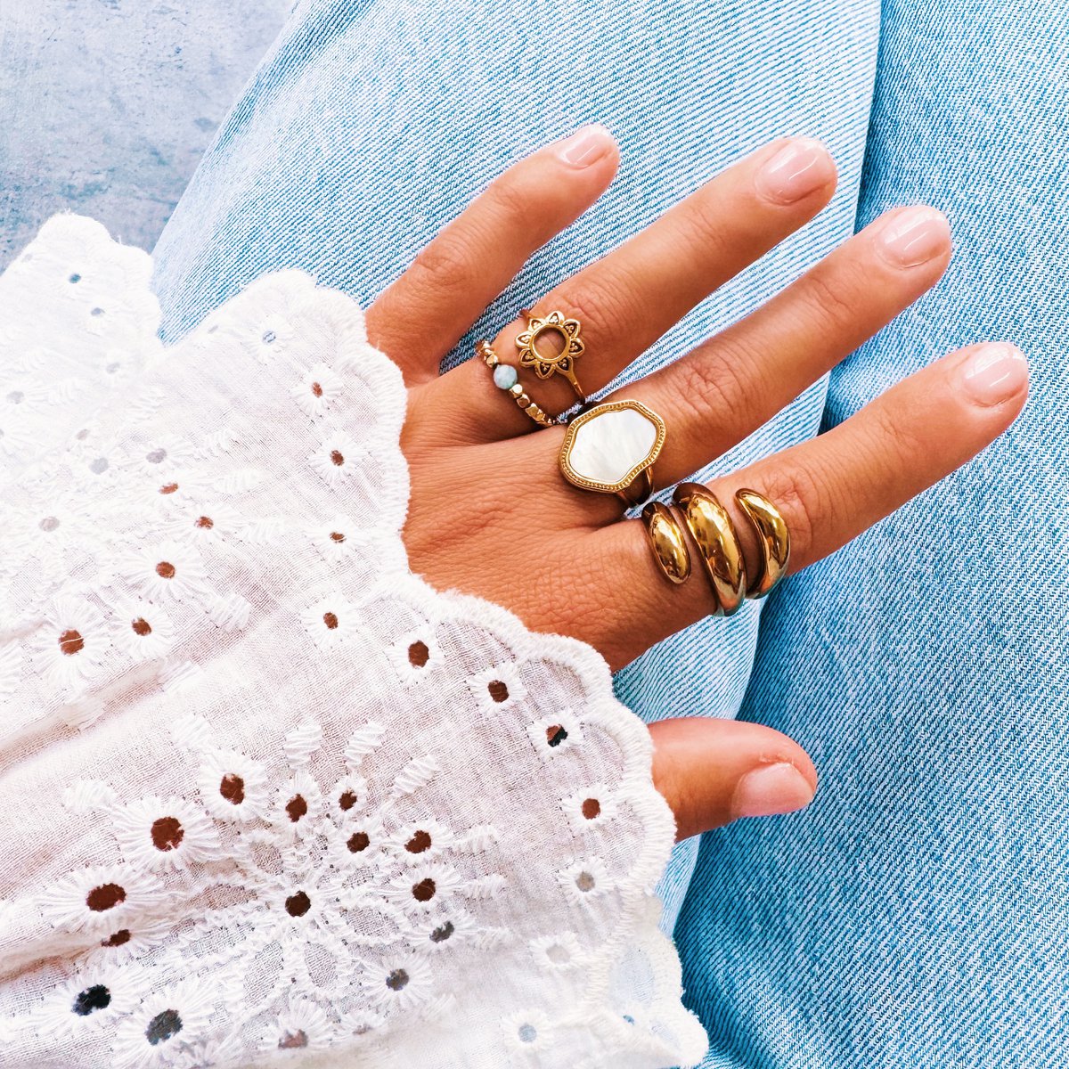 Statement-Ring mit ovalem Perlmuttstein