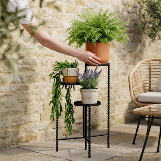 Mica Decorations Salvo Pflanzenständer Schwarz – 3-stufiger Blumenständer aus Eisen, H70 cm – Indoor & Outdoor Pflanzenregal