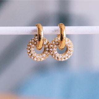 Breiter Creolenohrring aus Edelstahl mit rundem Kristallanhänger – Gold