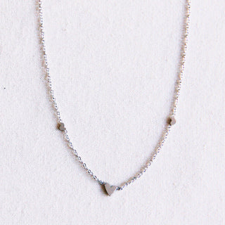 Feine Halskette aus Edelstahl mit 3 Mini-Herzen - Silber