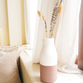Vase Weiß Braun Kleine dekorative Vase handgegossen aus Ton mit Rattangriff SITU