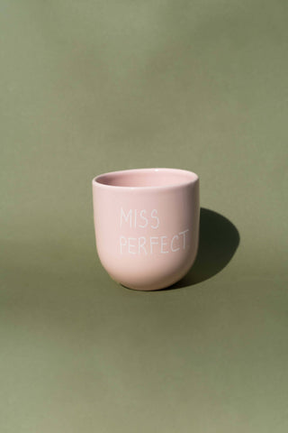 Miss Perfect Tasse Rosa – Handgefertigte Keramiktasse mit Schriftzug | Kaffeetasse & Geschenkidee für Frauen t