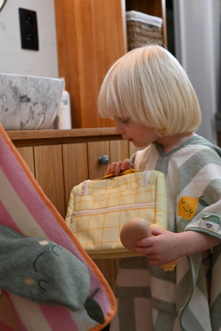 Kinder Kulturbeutel mit Spiegel „Pearfect“ – Reise Waschtasche mit Fächern für Kinder | Kosmetiktasche mit Birnen-Design