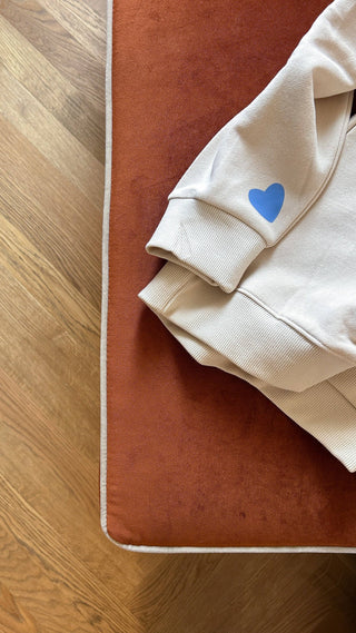 Motherhood Sweatshirt Damen Beige – Oversized Sweater mit Herz Detail & Statement Rückenprint