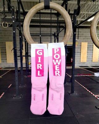 Superweiche Sportsocken aus Baumwolle – gepolstert, elastisch & bequem “Girl power” (One Size)