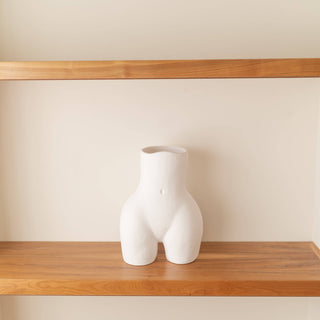 Nackte Keramik-Skulptur