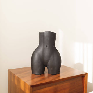 Nackte Keramik-Skulptur