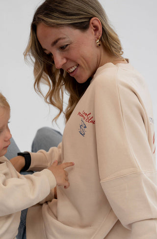 Pullover in beige cool moms club und kaffeetassen
