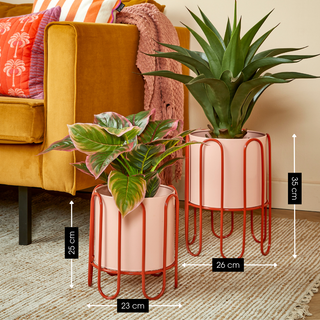 Blumentopf Set Dione Rosa auf Ständer – 2er Set Metall Pflanzgefäße modern – stilvolle Wohnzimmer Deko & Wohnaccessoires