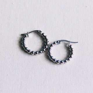 Creolen aus Edelstahl 20 mm „Kugeln“ – Silber