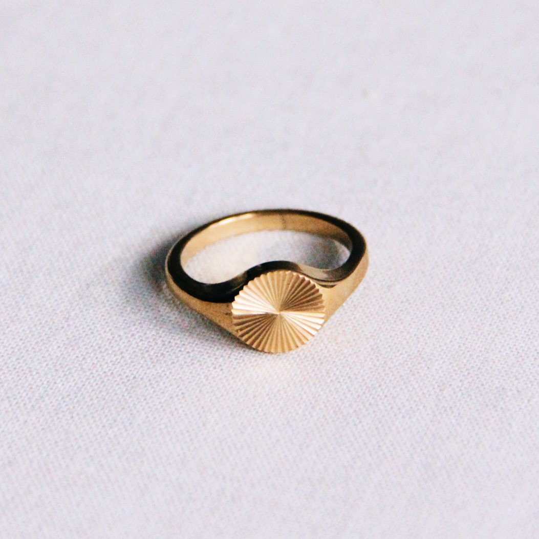 R610 – Edelstahlring mit verziertem Aufdruck – Gold