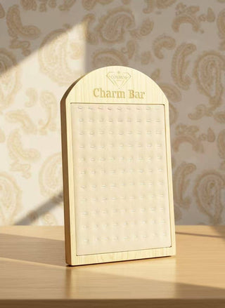 Großes schickes Holzdisplay 99 Charms 42 x 25,5 cm elegant